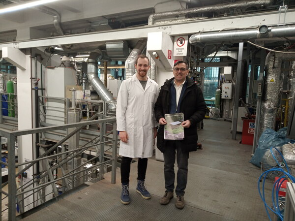 DAC-kutatás a TU Bécsben
Látogatás Dipl.-Ing. Dr.techn. Hermann Hofbauer nyugalmazott egyetemi tanárnál, hogy megvitassák a technika jelenlegi állását és a CO2 közvetlen levegőből történő kiszűrésének kilátásait.