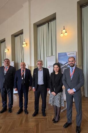 Universitatea Nawroz din Kurdistan, interesată de cooperare
Cea mai importantă veste de la conferința CORP.at: prima universitate privată din partea irakiană a Kurdistanului este interesată de o cooperare.
 1